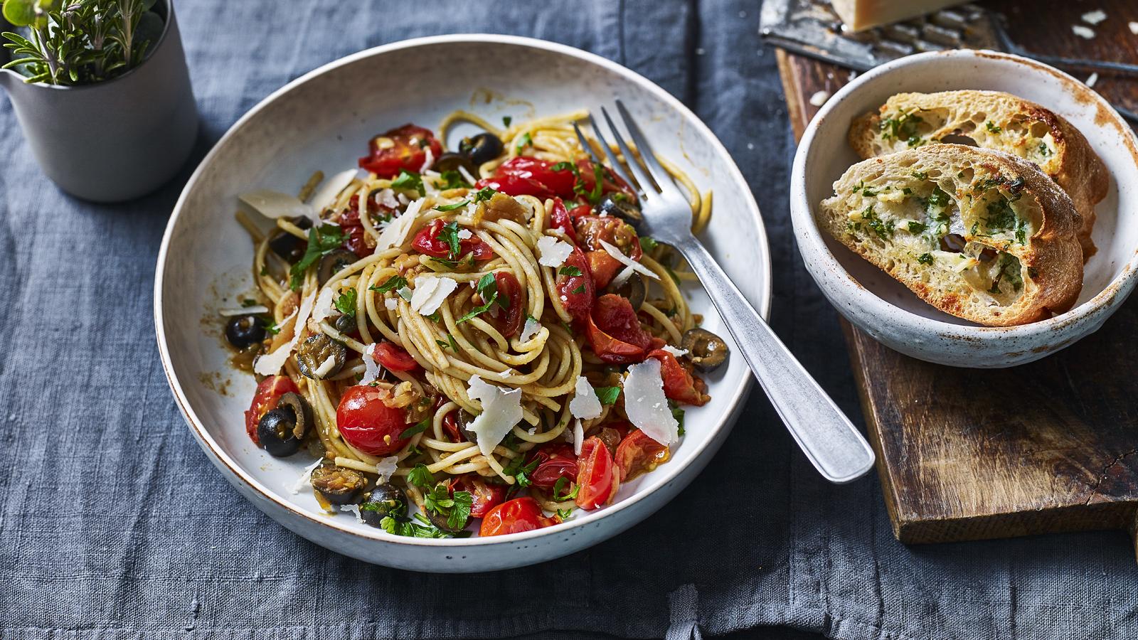 Spaghetti puttanesca (WRID-ox-148-25-31-488C3E)